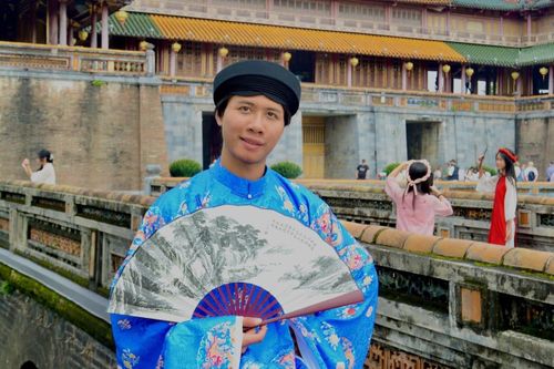 Tôi 20 tuổi, một mình phượt xuyên Việt và ngủ ở nghĩa địa