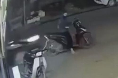 Bất cẩn dừng xe máy giữa đường, người phụ nữ bị ôtô đâm