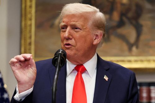 Thành công, tiền bạc, phụ nữ đẹp, tuyên bố khiêu khích tạo nên Trump
