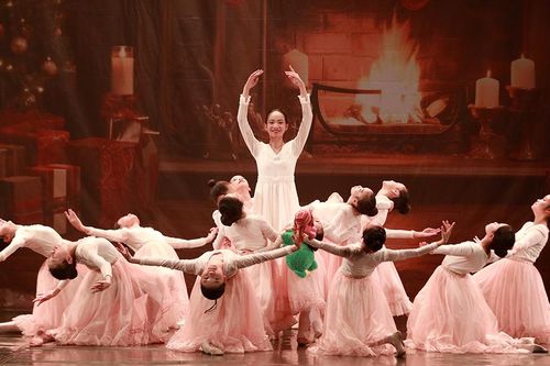 'Kẹp hạt dẻ - Những vùng đất mộng mơ' thu về quả ngọt
