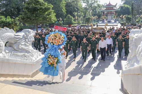 Hội Cựu chiến binh Việt Nam tổ chức báo công tại Đền tưởng niệm Liệt sĩ Bến Dược