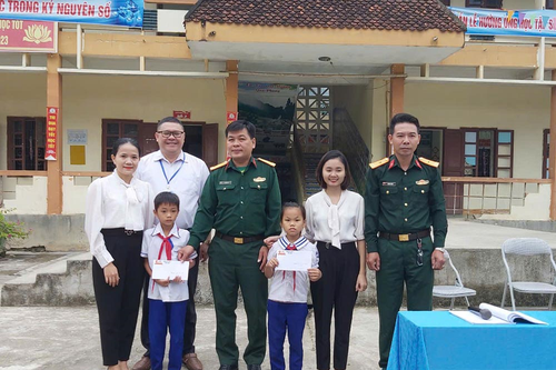 Cán bộ bám bản giúp dân