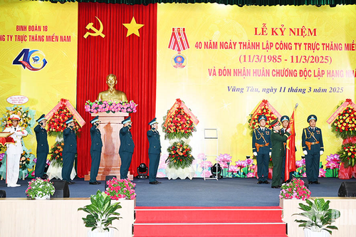 Công ty Trực thăng miền Nam đón nhận Huân chương Độc lập hạng Nhất