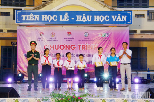 Giao lưu văn nghệ, tặng quà học sinh nghèo tại Khánh Hòa