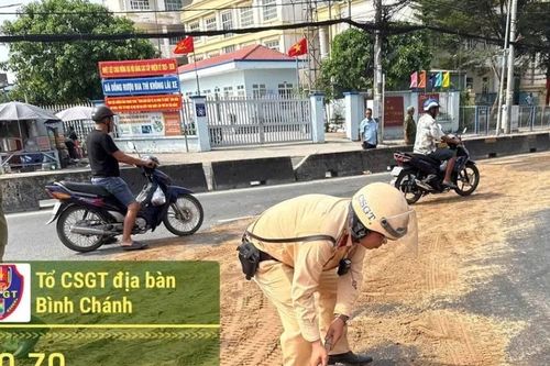 Cảnh sát giao thông huy động xe chở cát xử lý dầu nhớt đổ ra đường