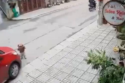 Một bé trai bị ô tô cán tử vong trước cổng điểm trông trẻ