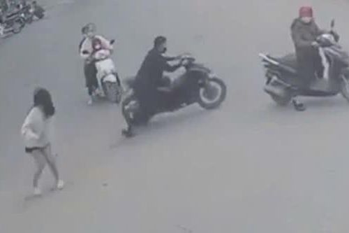 Nam thanh niên 'vứt' bạn gái giữa đường để chạy trốn CSGT