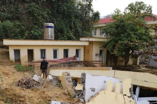 Người dân sống bất an dưới chân núi Pha Kham