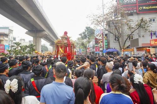 Hà Nội: 'Biển người' đi theo xem 'kiệu bay' trên đường Nguyễn Trãi