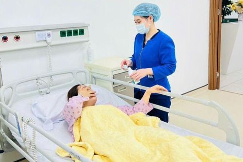 Cô gái trẻ ngã vỡ gan, thận khi chụp ảnh tại bãi đá sông Hồng