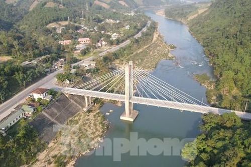 ĐaKrông - Dòng sông xanh thẳm nối đôi bờ mùa xuân