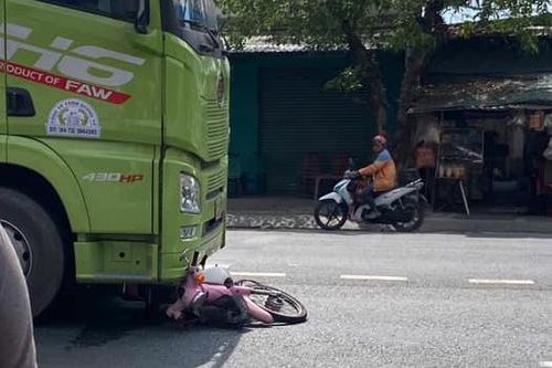 Nữ sinh tử vong dưới gầm xe container
