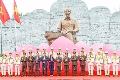 Giám đốc Công an Bắc Giang tuyên dương 20 gương mặt trẻ và công an xã tiêu biểu