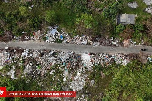 Rác thải chất đống tại khu quy hoạch Đại học Huế