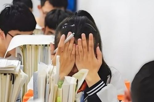 Quan điểm của phụ huynh: 'Trẻ tiến bộ nhờ học thêm, càng ngày sẽ càng kém'