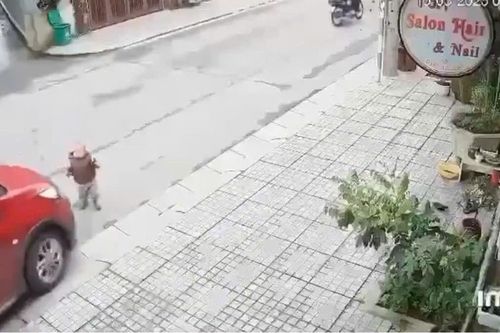 Bé trai 16 tháng tuổi bị ô tô của phụ huynh cán tử vong trước cơ sở trông trẻ