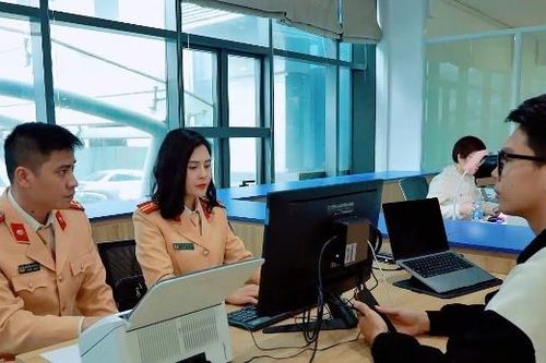 Hà Nội triển khai điểm hướng dẫn cấp, đổi giấy phép lái xe trực tuyến