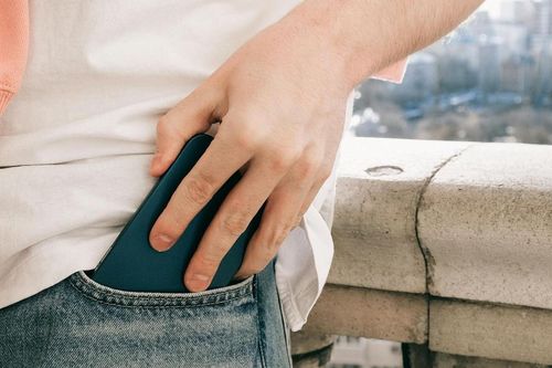 Điện thoại bỏ trong túi quần phát nổ, nam thanh niên bị bỏng nặng
