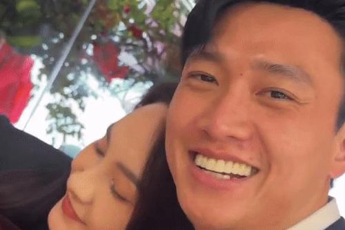 Quốc Trường ra tận Hà Nội tặng hoa hồng cho Bảo Thanh trước mặt đồng nghiệp