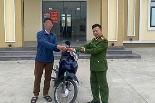 Người đàn ông bất ngờ nhận lại xe máy bỏ quên sau khi uống rượu say
