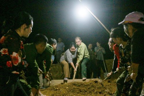 Bản vùng cao Nghệ An chong đèn san nền làm nhà cho người nghèo