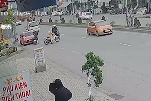 Phản cảm nam thanh niên chạy xe máy ngược chiều, đâm liên tiếp vào 2 ôtô