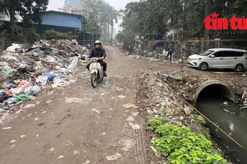 'Sống khổ' cạnh những mương nước ô nhiễm ở Hà Nội