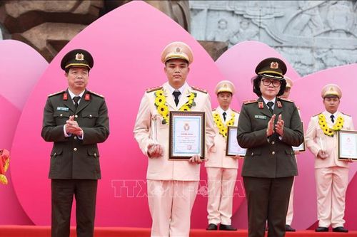 Tuyên dương gương mặt trẻ, công an xã tiêu biểu