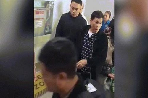 Cựu Tổng thống Philippines Duterte chống gậy, bị áp giải khỏi sân bay Manila