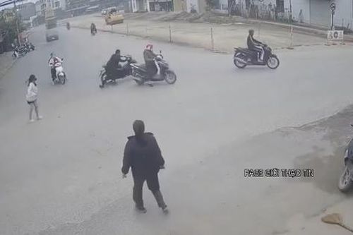 Sợ bị CSGT phạt tội không đội mũ BH, chàng trai 'đánh rơi bạn gái' giữa đường rồi phóng xe bỏ chạy