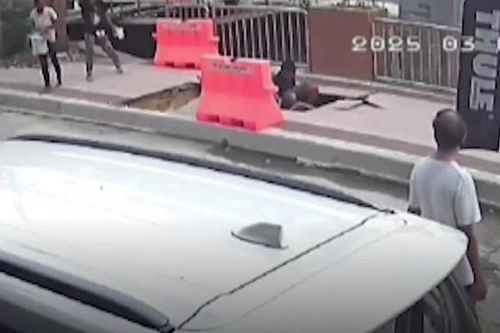 Kinh ngạc cặp đôi đang đi bộ bị 'hố tử thần' nuốt chửng giữa phố