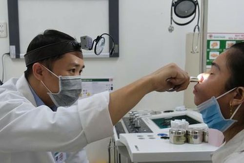 Gắp thành công con vắt dài 8cm nằm lâu ngày trong mũi bệnh nhân