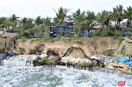 Quảng Nam: Bờ biển Cẩm An sạt lở, dân vừa chi trăm triệu gia cố... thì sóng cuốn trôi
