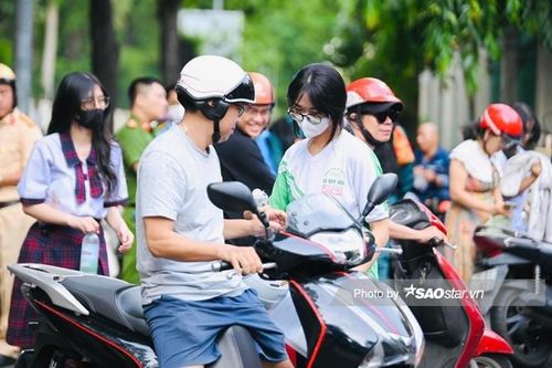 Miễn học phí: Phụ huynh phấn khởi nhưng vẫn còn đó nỗi lo phụ phí