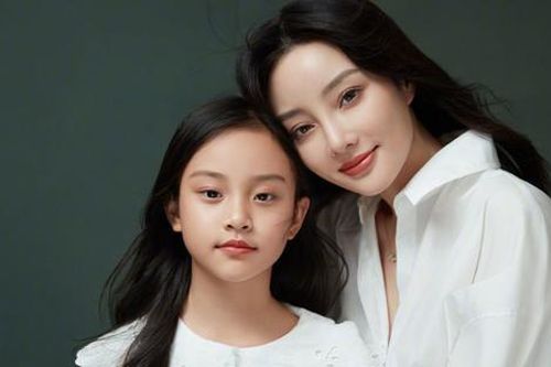 Lý Tiểu Lộ ngoại tình khiến con gái bị bạn bè cô lập