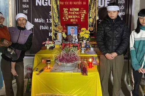 Cụ bà U90 tuổi nằm liệt giường cầu xin cộng đồng cưu mang 3 cháu nội mồ côi
