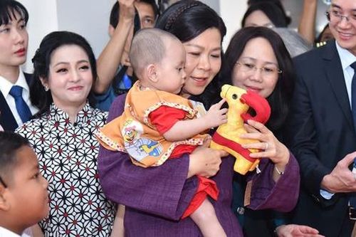 Phu nhân Tổng Bí thư Tô Lâm thăm Tổ chức Chăm sóc trẻ em ung thư tại Indonesia