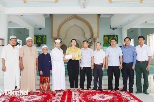 Huyện Xuân Lộc thăm, tặng quà chúc mừng Lễ Ramadan
