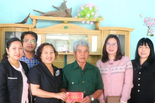 Phó Chủ tịch HĐND tỉnh Ayun H'Bút thăm, tặng quà gia đình chính sách tại Đak Pơ