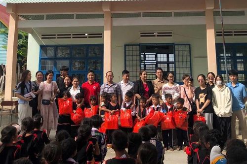 Tặng quà cho 680 người nghèo và học sinh khó khăn huyện Chư Sê và Kông Chro