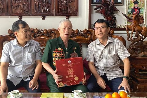 Bí thư Thành ủy Pleiku Trịnh Duy Thuân thăm, tặng quà gia đình người có công
