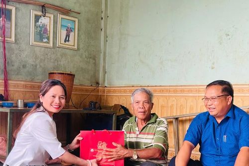 Phó Trưởng đoàn đại biểu Quốc hội tỉnh Gia Lai thăm, tặng quà gia đình chính sách, người có công