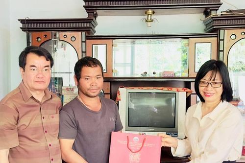Phó Chủ tịch UBND tỉnh Gia Lai Nguyễn Thị Thanh Lịch thăm, tặng quà tri ân gia đình người có công cách mạng