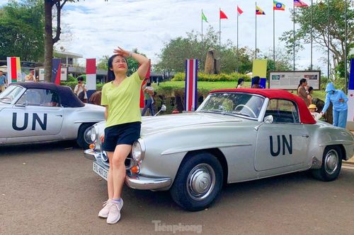 Du khách đua nhau check-in với dàn xe cổ cực hiếm của ông Đặng Lê Nguyên Vũ