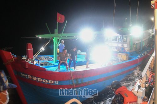 Tàu 471, Vùng 4 Hải quân đưa ngư dân gặp nạn trên biển về đảo Song Tử Tây điều trị