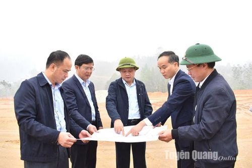 Phó Chủ tịch UBND tỉnh Nguyễn Thế Giang kiểm tra tiến độ thực hiện dự án bố trí ổn định dân cư và thăm mô hình nông nghiệp ứng dụng công nghệ cao tại Sơn Dương
