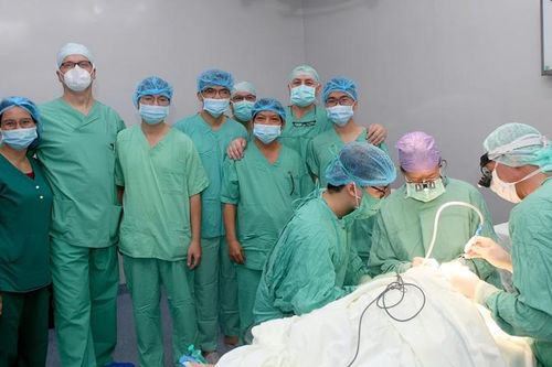 Đoàn chuyên gia Interplast phối hợp phẫu thuật nhân đạo tại Bệnh viện Trung ương Huế