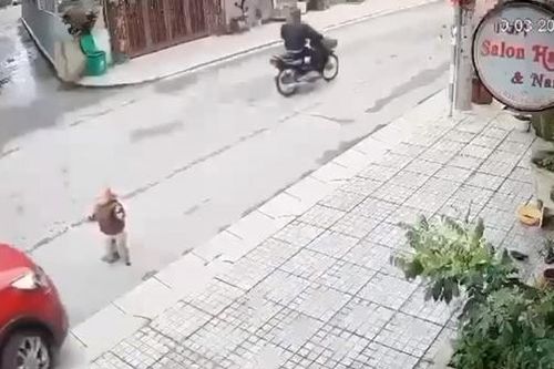 Bé trai 15 tháng tuổi bị nữ tài xế cán tử vong trước cửa nhóm trẻ tư thục