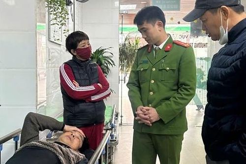 Hai cán bộ Công an kịp thời cứu người tham gia giao thông bị đột quỵ