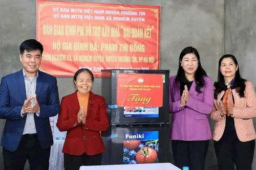 MTTQ TP.Hà Nội bàn giao kinh phí xây nhà đại đoàn kết